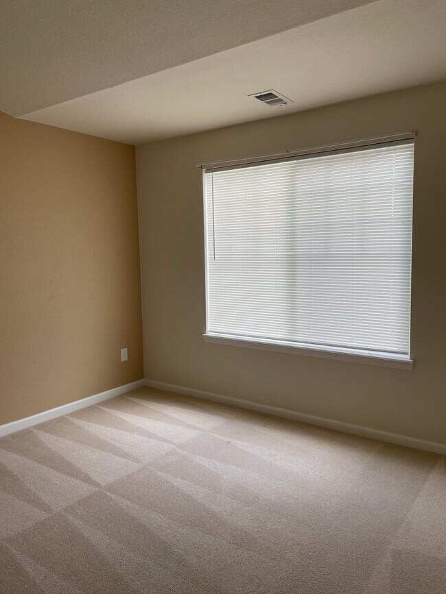 Building Photo - 2 bed/2 bath 2nd-floor condo in Lakeshores at Centerra.