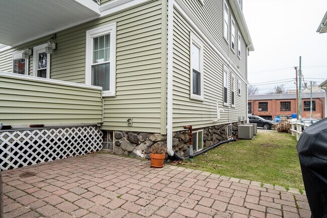 Building Photo - 266 Belmont St