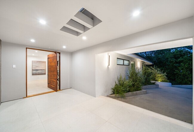 Building Photo - 16110 Clear Oak Dr