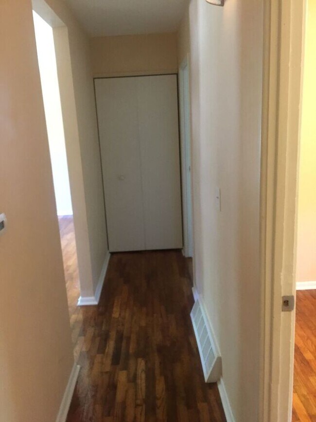 Building Photo - $1475 Charming, remodeled 3-Bed/1-Bath 952...