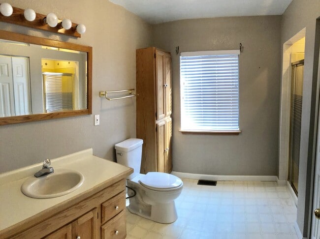 Building Photo - Perfect locale 3 Bed/2Bath Single Family H...