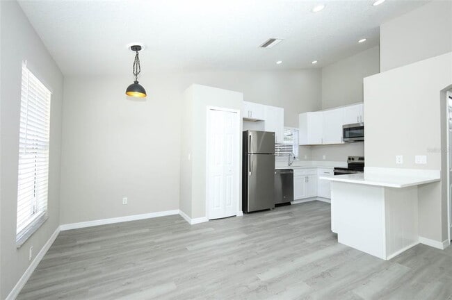 Building Photo - 786 Lincoln Pkwy
