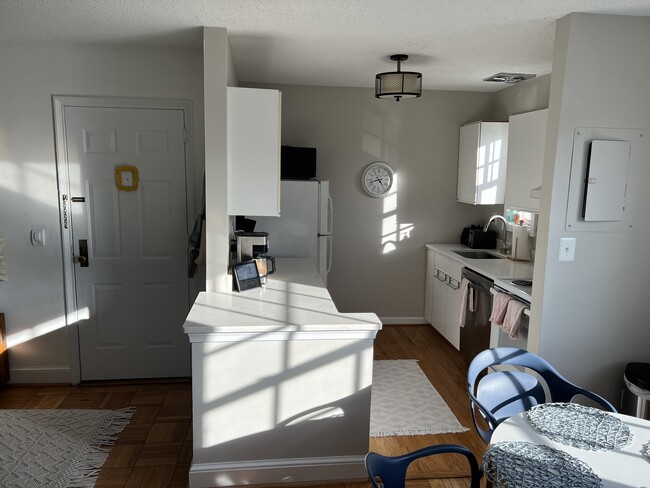 Building Photo - 1624 W Abingdon Dr