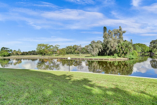 Building Photo - 3601 Inverrary Dr