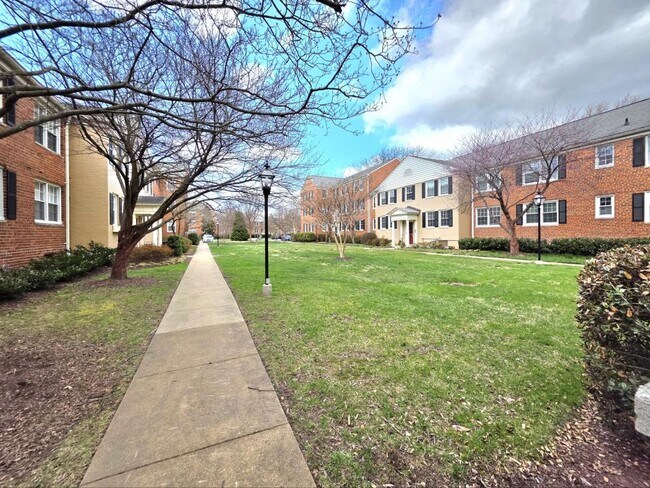 Building Photo - 6620 Boulevard View