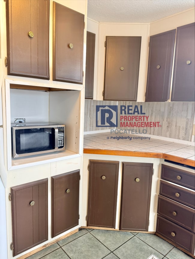 Building Photo - 3 bedroom 1 bath Mobile Home