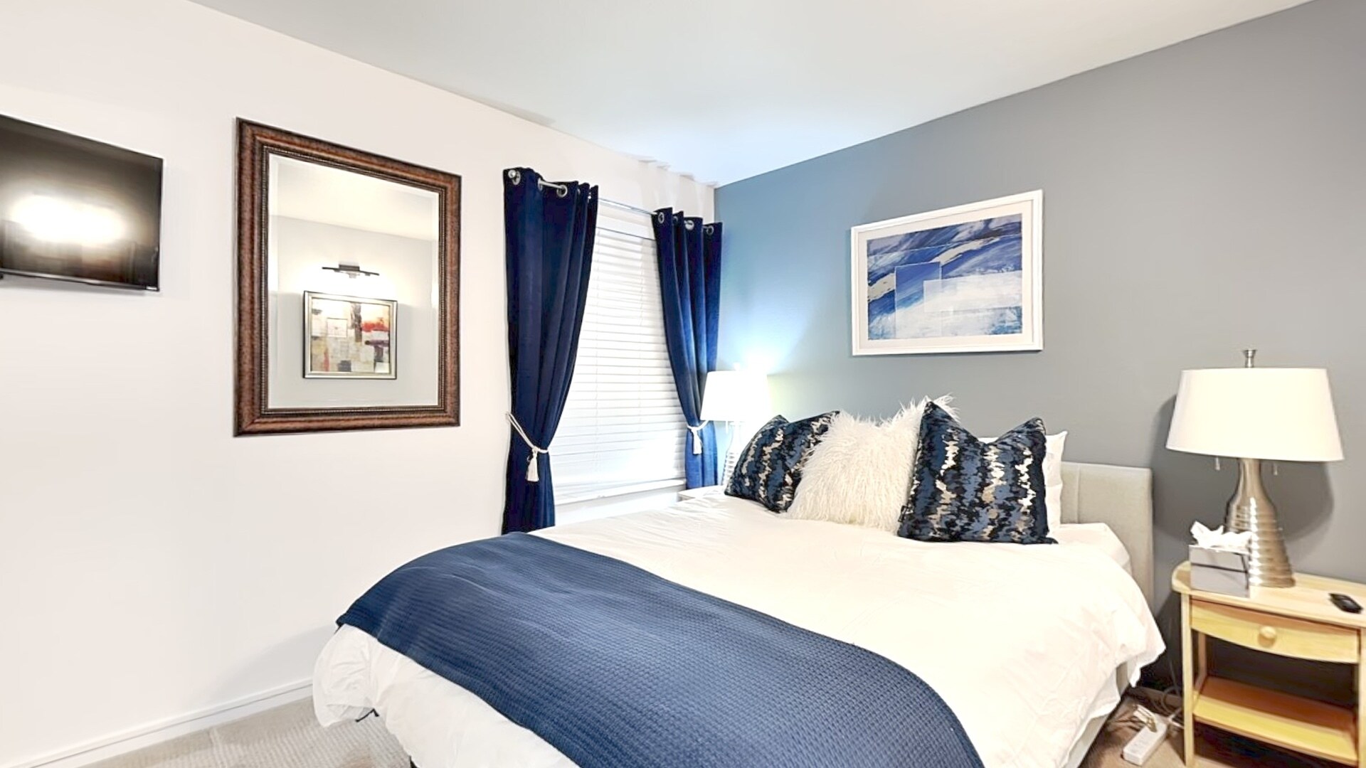 two queen bedrooms with memory foam beds, new sound proof windows - 1530 Empire Ave