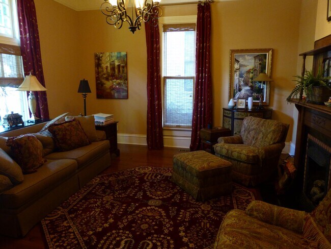 Living - 906 Fatherland St