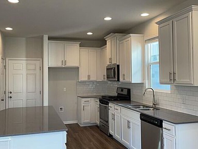 Building Photo - 233 Hauser Dr