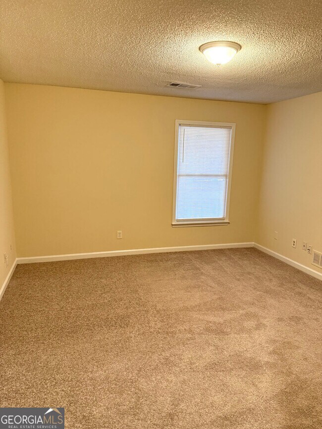 Building Photo - 1600 Oakpoint Dr SW