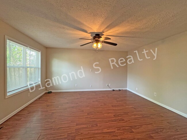 Building Photo - Cute 3 bedroom Home Available Now!