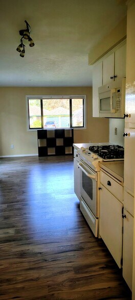 Building Photo - 3075 NW Manzanita Pl