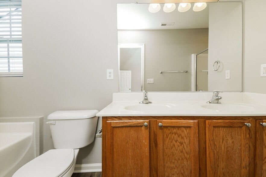 Building Photo - 1550 Pebble Ridge Dr