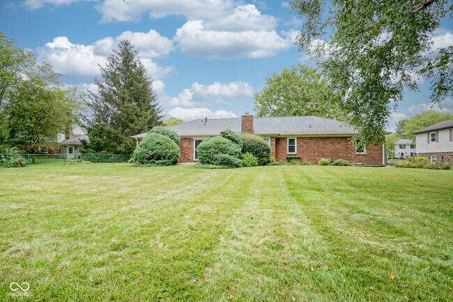 Building Photo - 10924 Lakeshore Dr W