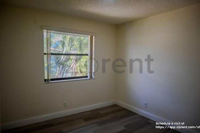 Building Photo - 9761 Riverside Dr