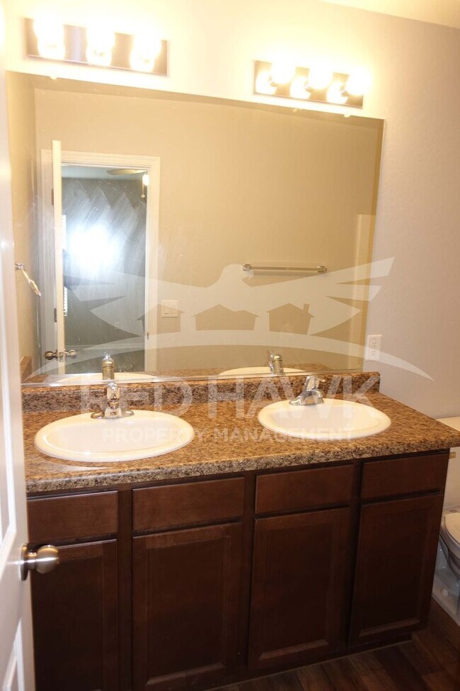 Building Photo - Charming Three Bedroom, Two Bathroom Cooli...