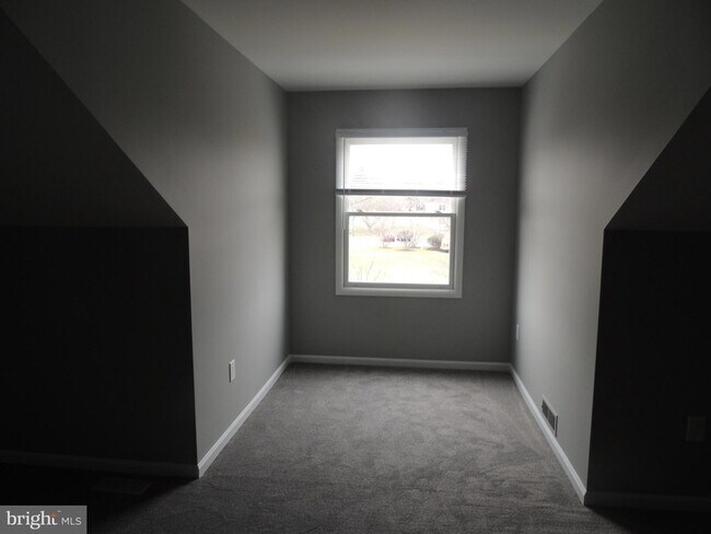 Building Photo - 404 Pinebrooke Cir