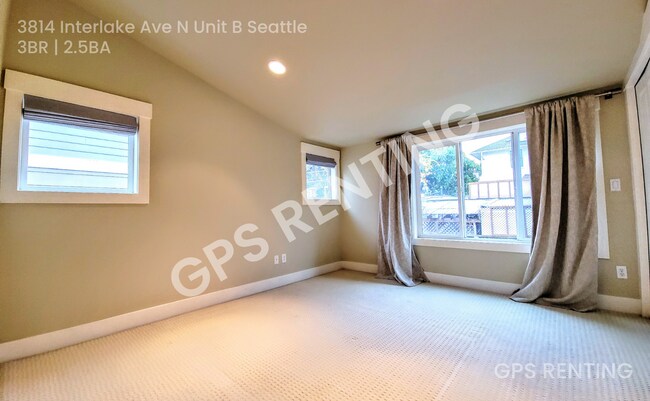 Building Photo - 3814 Interlake Ave N