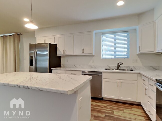 Building Photo - 1544 W 6th St