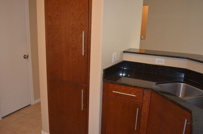 Building Photo - MOVE IN Special!!  Biltmore 2 bedroom!