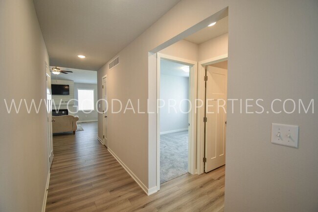 Building Photo - 3 Bedroom 2 Bath Home in Clive / Waukee School District