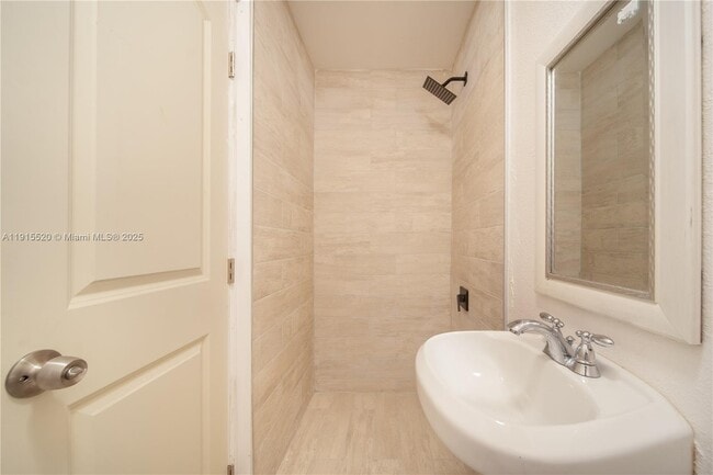 Building Photo - 435 SW 33rd Ave