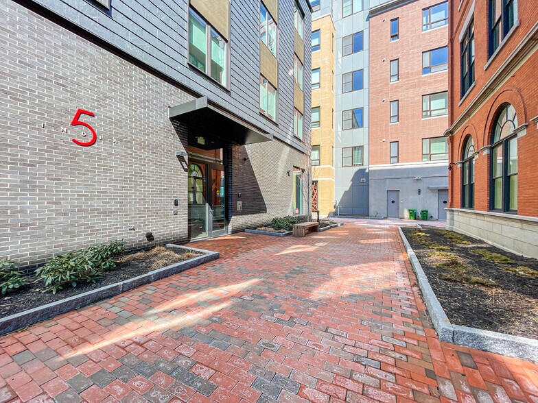 Building Photo - 5 India St