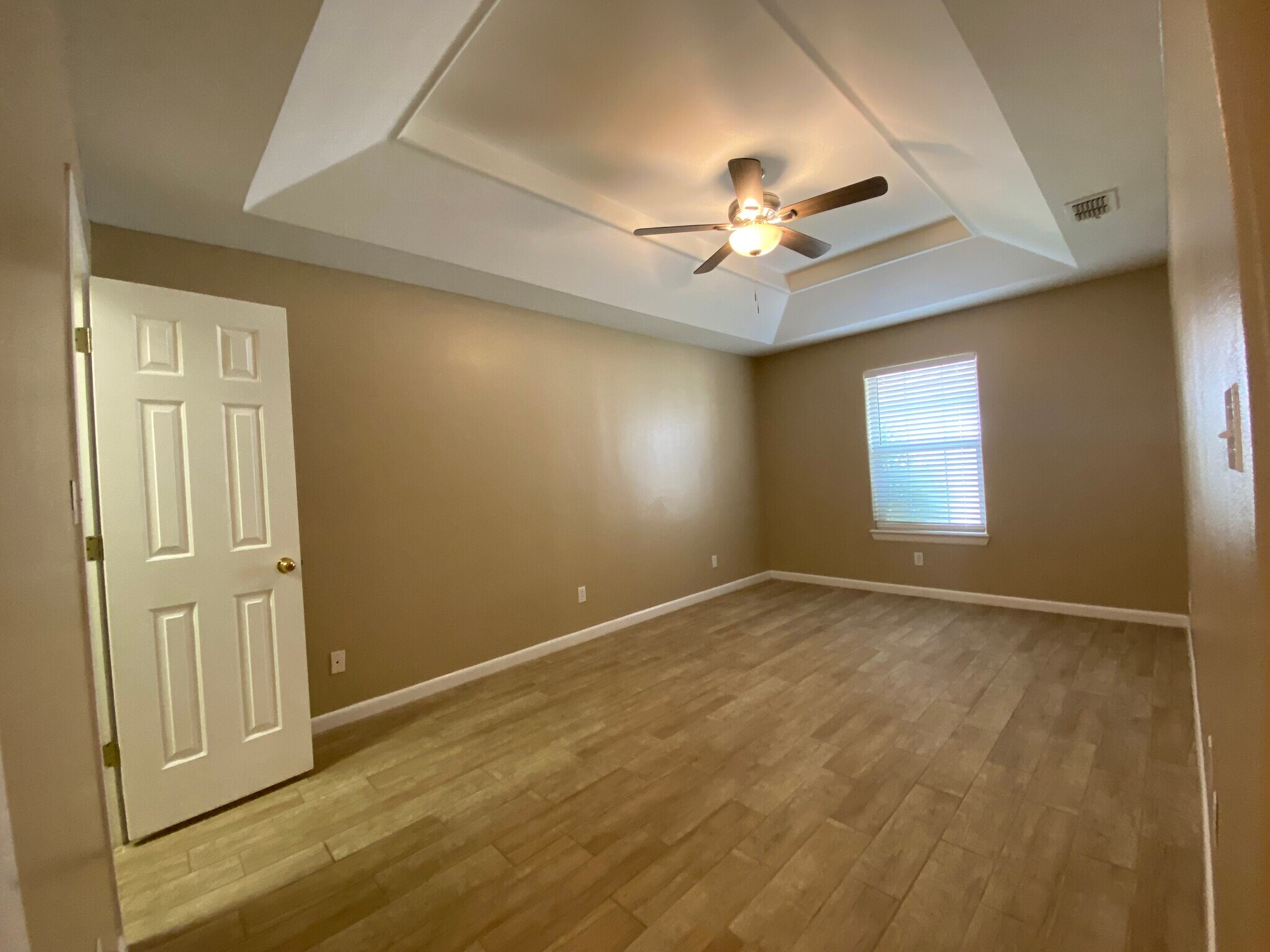 Building Photo - 1209 Swallow Ave