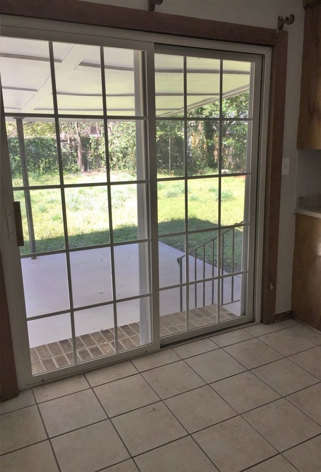 Building Photo - Evanston Estates Brick Home w/ Fenced Yard