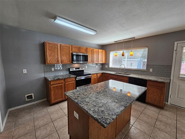 Building Photo - 2408 Finch Dr