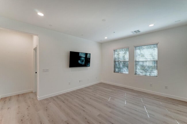 Building Photo - 5550 N 16th St