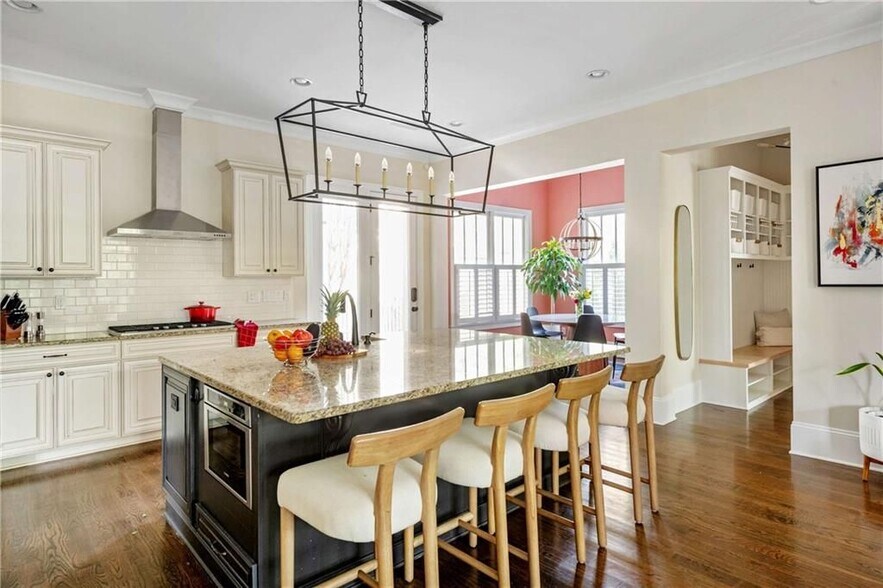 Building Photo - 582 St Charles Ave NE