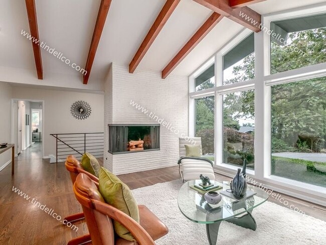 Building Photo - Spacious Mid-Century Modern Home in Counci...