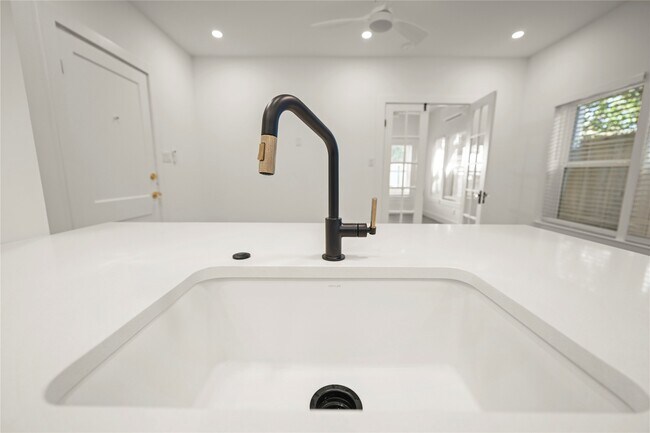 Building Photo - 808 Sul Ross St