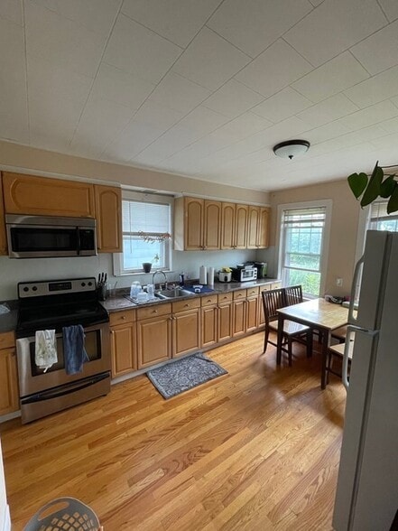 Primary Photo - 723 Bennington St