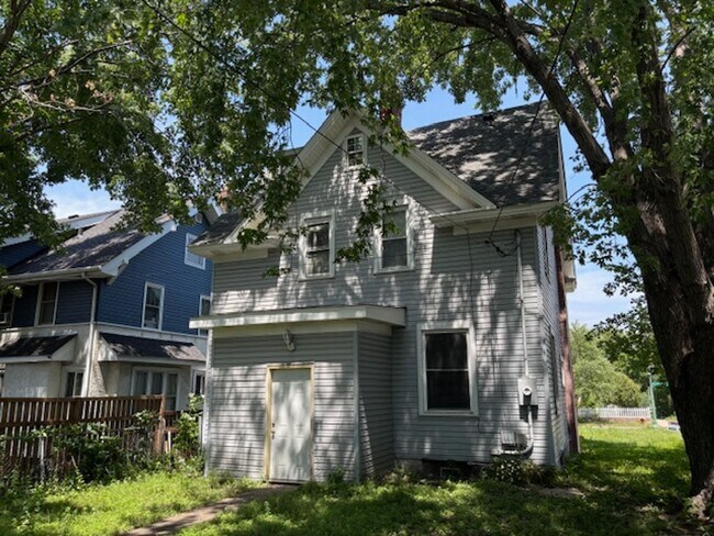 Building Photo - Four-Bedroom Single Family Home in Merriam...