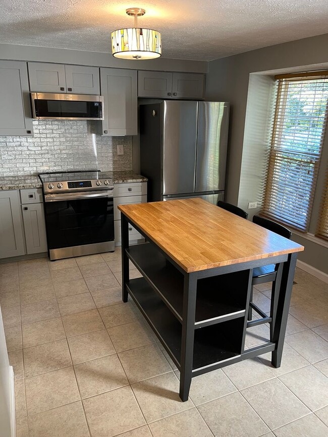 Building Photo - Beautiful 2 Bedrooms 2.5 Bathroom luxury 3...
