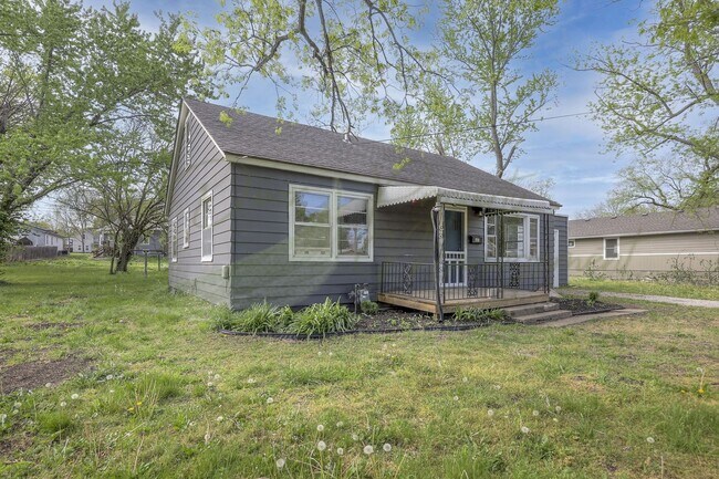 Building Photo - SMALL TOWN LIVING!!!