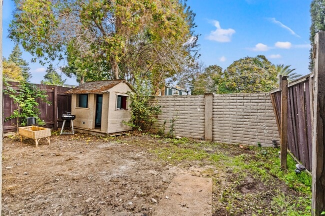 Building Photo - Large 3BD Townhome Style Apartment w/ Brand New Flooring in Hayward
