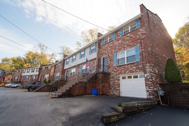 Building Photo - Wonderful Two Bedroom Townhouse in Plum! P...