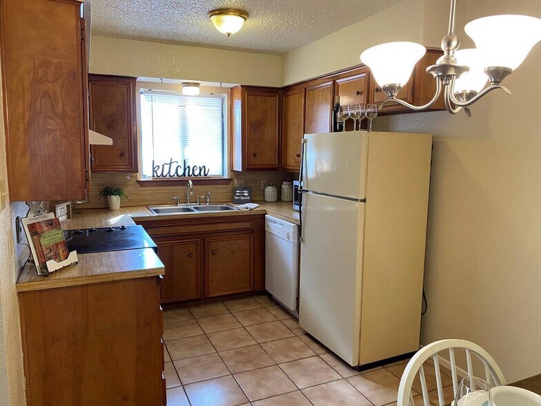 Building Photo - 1204 Aspen St