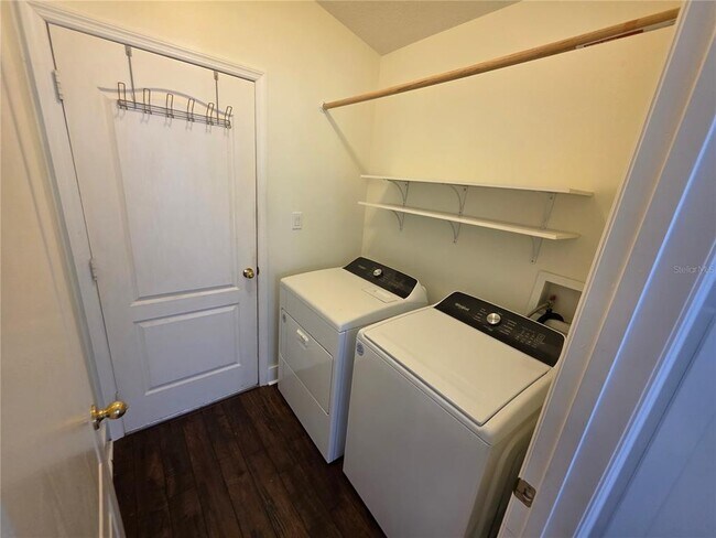 Building Photo - 730 Straw Lake Dr