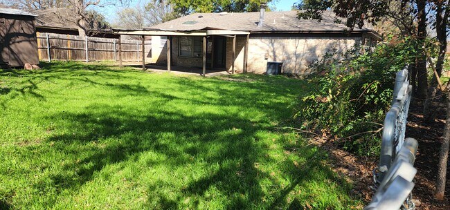 Building Photo - 5421 Parkview Dr