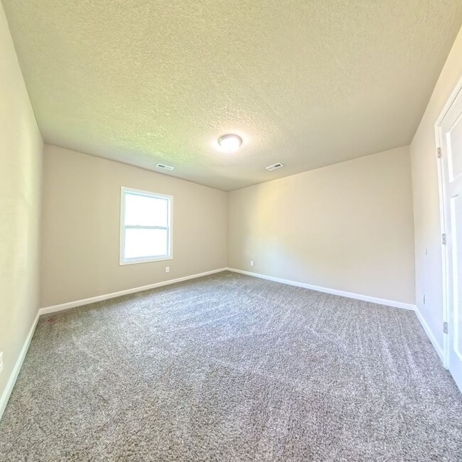 Building Photo - Updated 6 bedroom 2 bathroom home