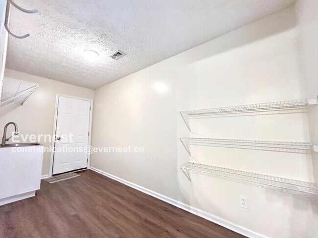 Building Photo - 520 Kensigton Park Dr