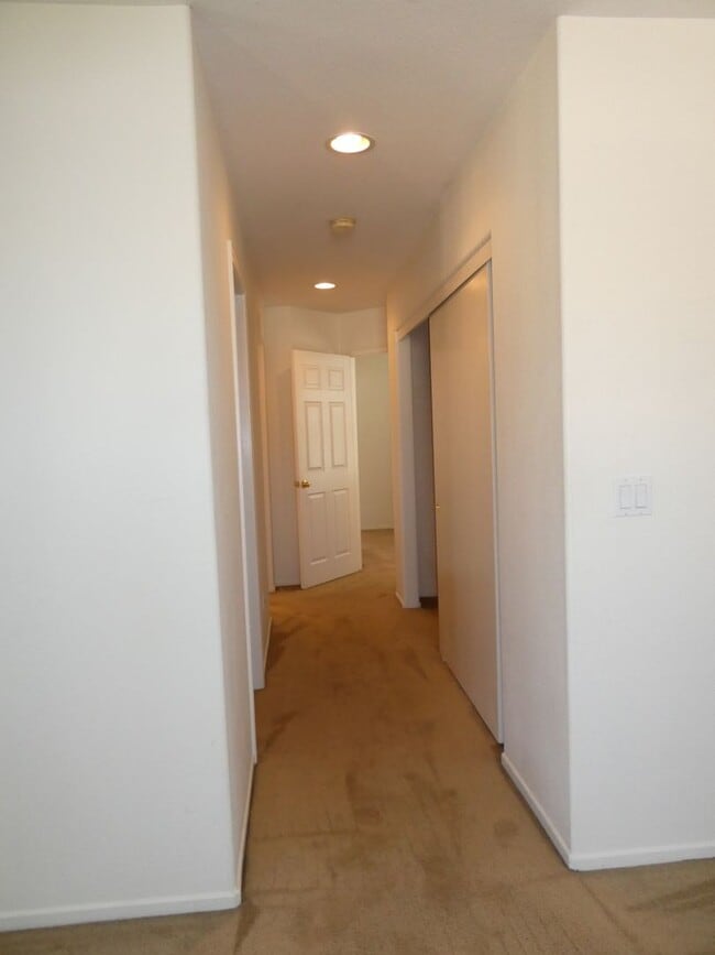Building Photo - Autumn Glenn Large Two Story Home Near Sho...