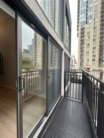 Building Photo - 1214 N La Salle Dr