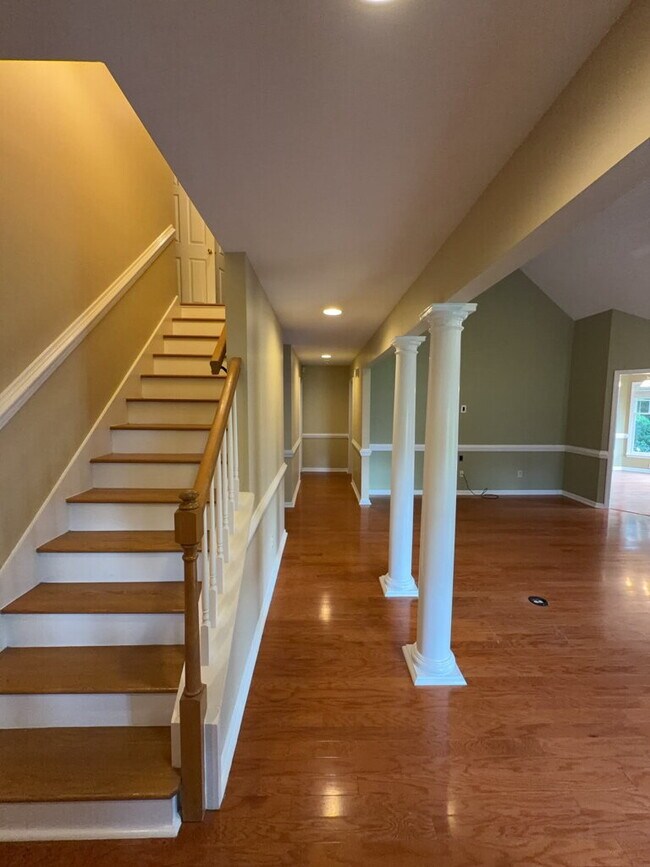 Building Photo - Beautiful 4 Bedroom, 3 Bath Home-211 Bethesda Ct.