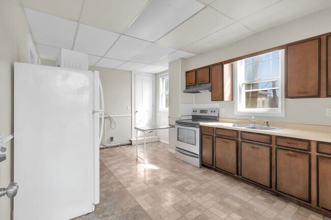 Building Photo - 137 N 7th St