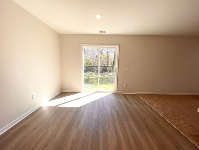 Building Photo - BETTER THAN NEW!